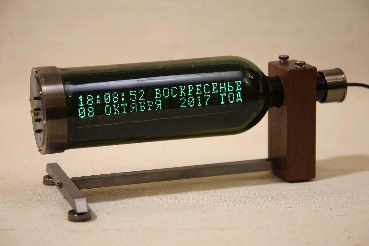 Час гри. Настольные часы электронные arduino. электронные часы в бутылке. часы текстовые ардуино. настольные часы для технологий.