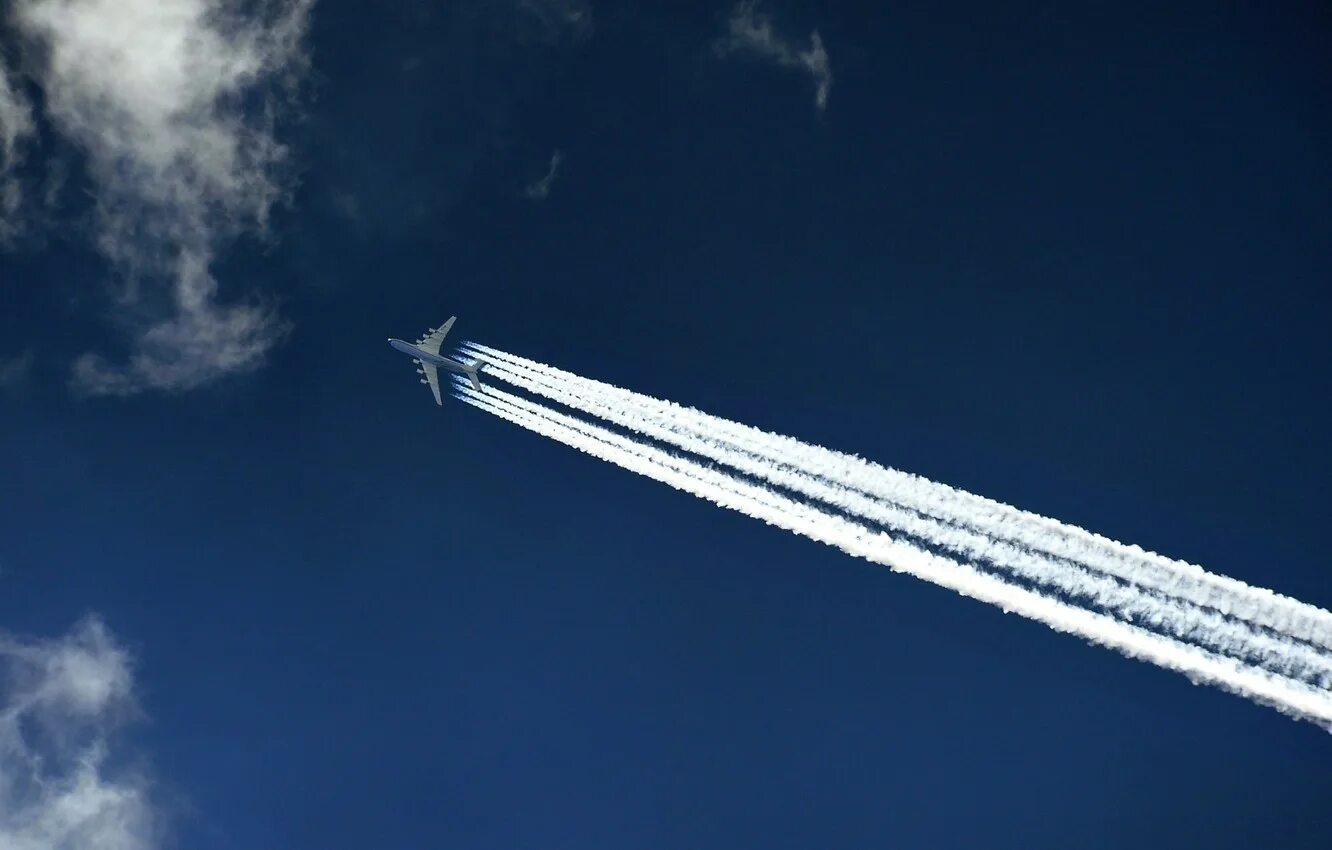 Самолет находящийся в полете преодолевает 215 метров. Инверсионный след. Полосы от самолета на небе. Инверсионный след от самолета. Самолет в небе.