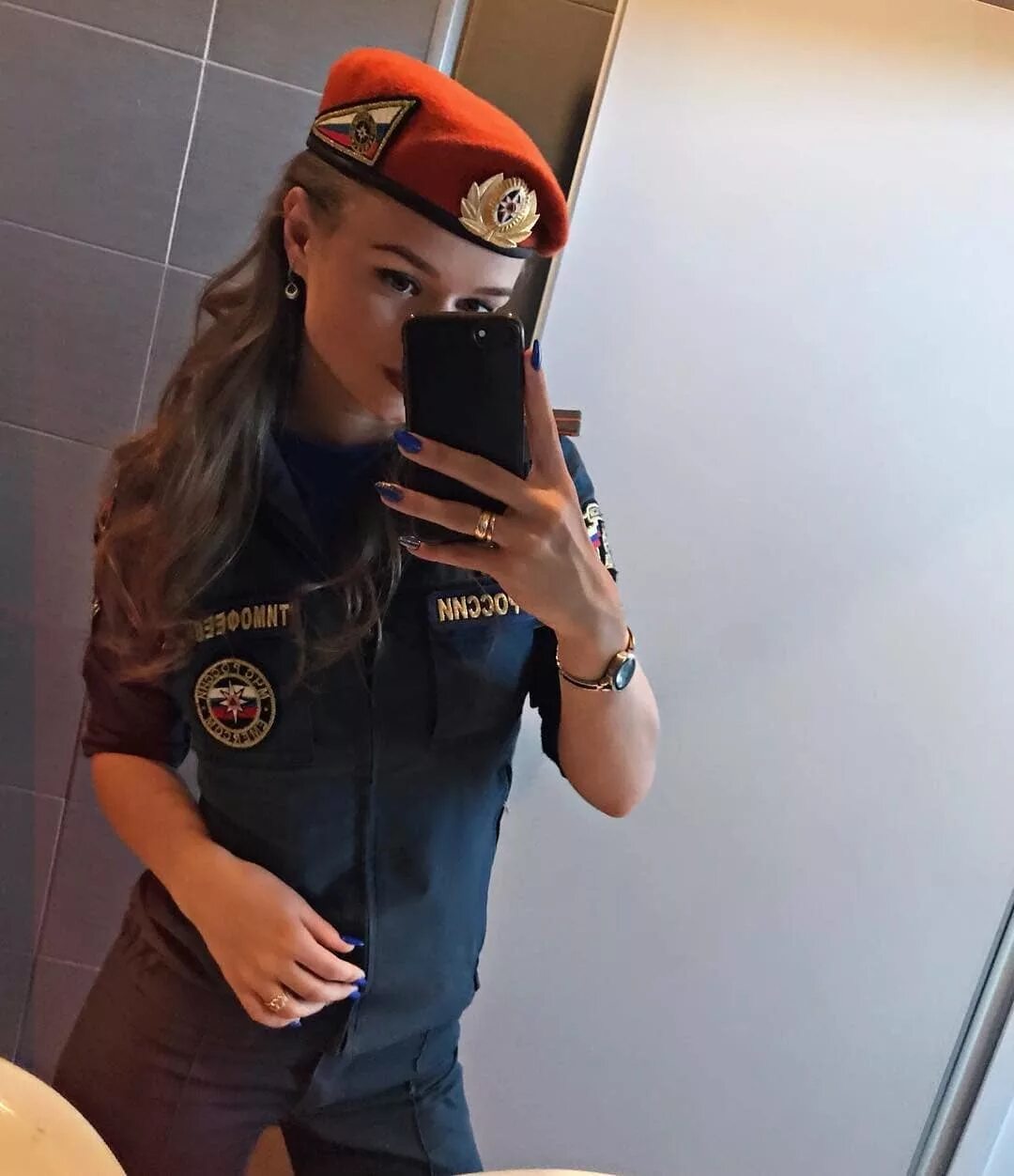 Девушки в форме без лица. Анастасия тимофеева мчс. девушка в полицейской форме селфи. девочка в полицейской форме без лица. девушка в форме полицейского без лица.