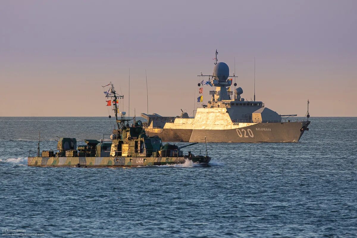 Корабль на мели. Затонувшие корабли каспийского моря. Сухогруз физули. Корабли каспийского моря. Каспийск база вмф россии.