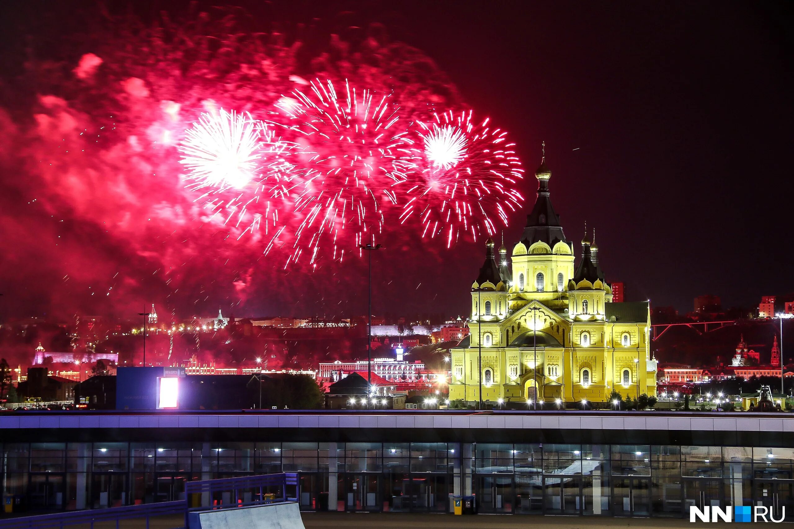 день города нижний новгород. салют нижний новгород новый год 2024. салют зимой нижний новгород. праздничный фейерверк. нижний новгород ночью.