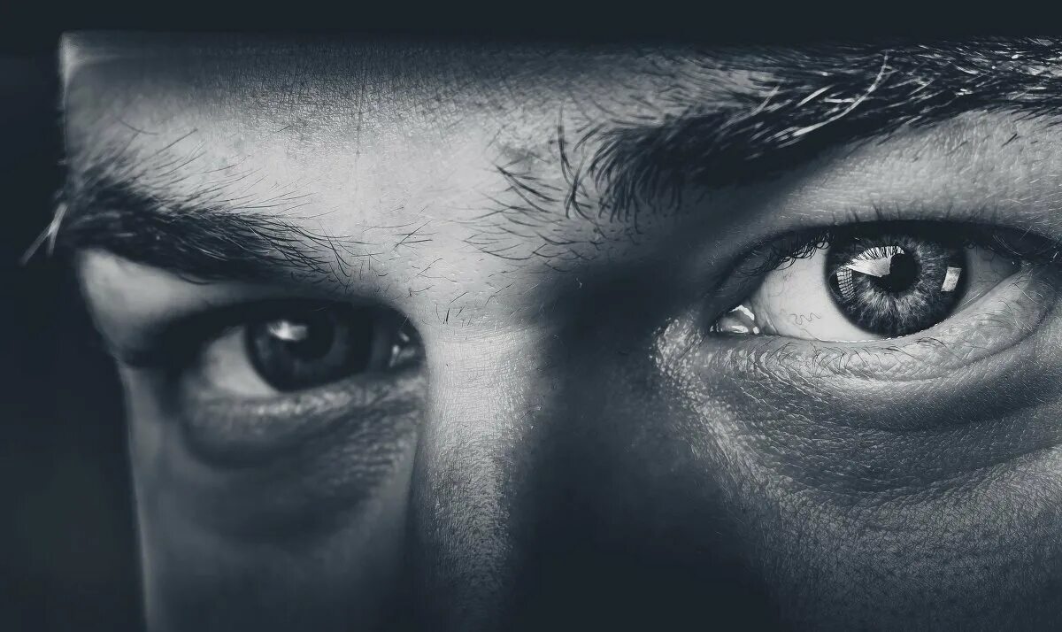 Взгляд утверждающий. Серьезные глаза. Мужской глаз в профиль. Злой парень. Взгляд утверждающий.