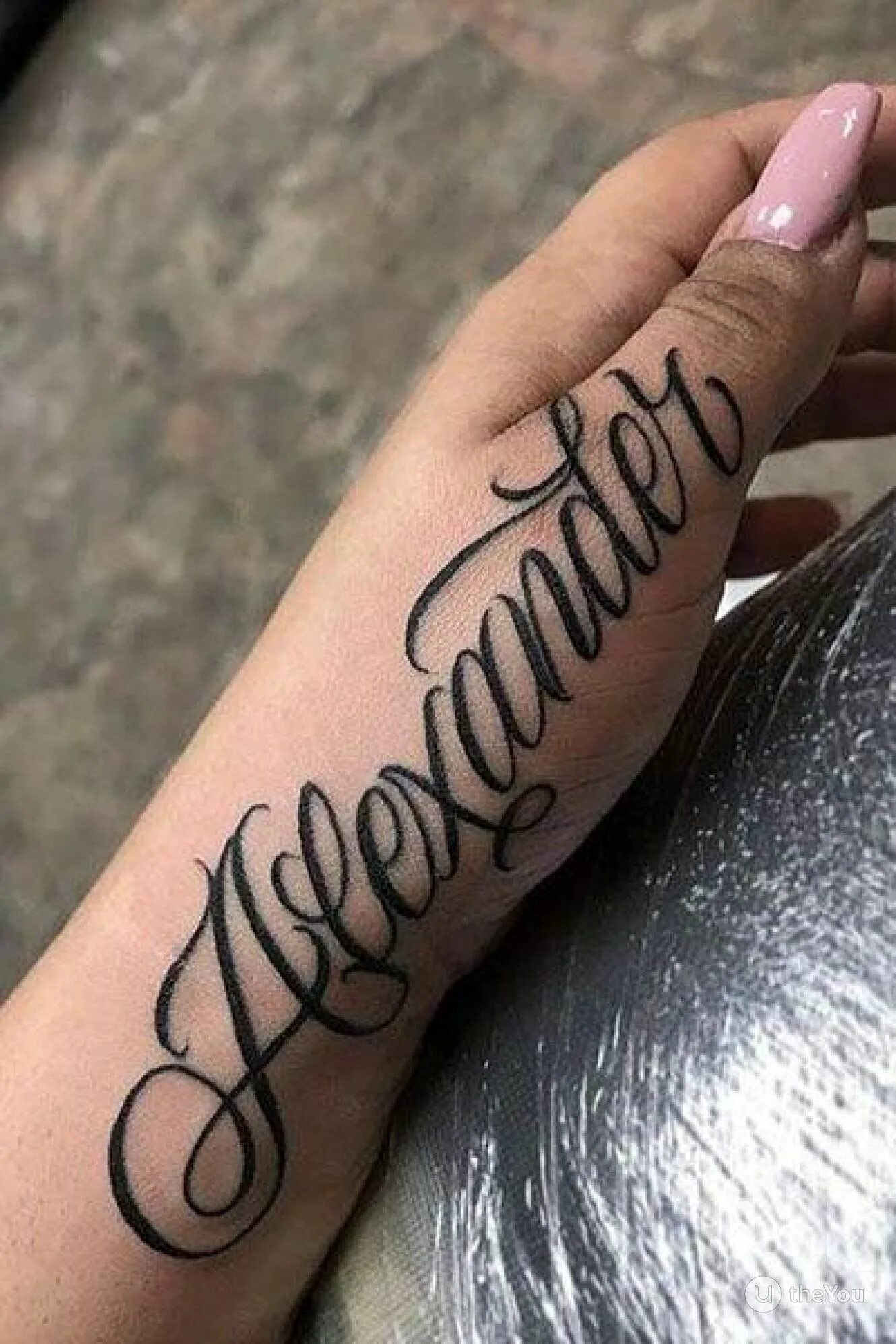Тату написанные. Тату на руке. тату с именем. тату имя на руке. тату имена детей на руке.
