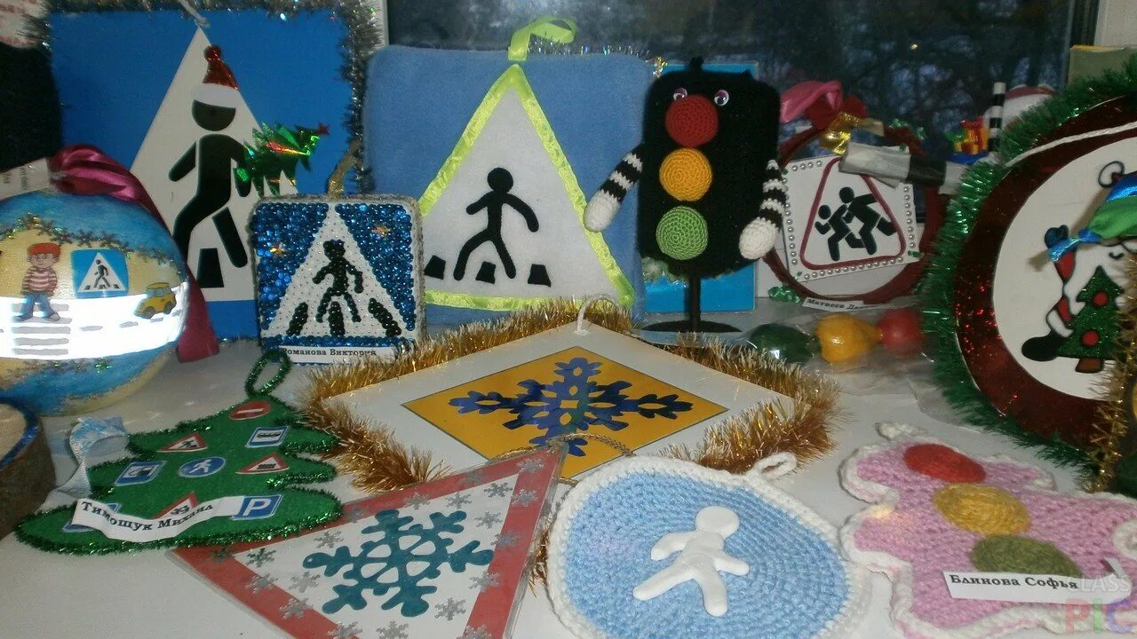 новогодняя игрушка в виде дорожного знака. игрушка на елку в виде дорожного знака. новогодние украшения в виде дорожных знаков. новогодняя игрушка дорожный знак. елочная игрушка дорожный знак.