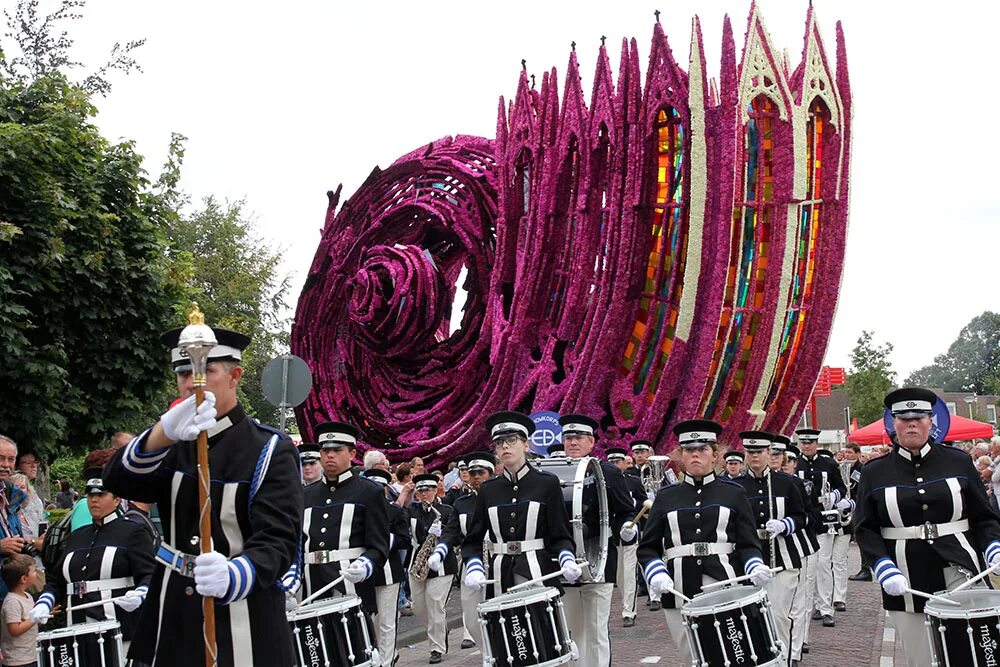 Блюменкорсо в голландии. Цвет параду. Цвет параду. Парад цветов в зюндерте. Фестиваль цветов блюменкорсо.