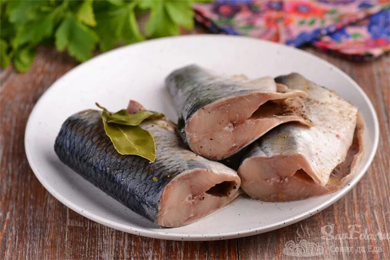 Селедка посолить вкусно кусочками. Вкусная рыба скумбрия пряного посола. Селедка посолить вкусно кусочками. Сельдь соленая (пряный посол) пряный посол. Селедка посолить вкусно кусочками.