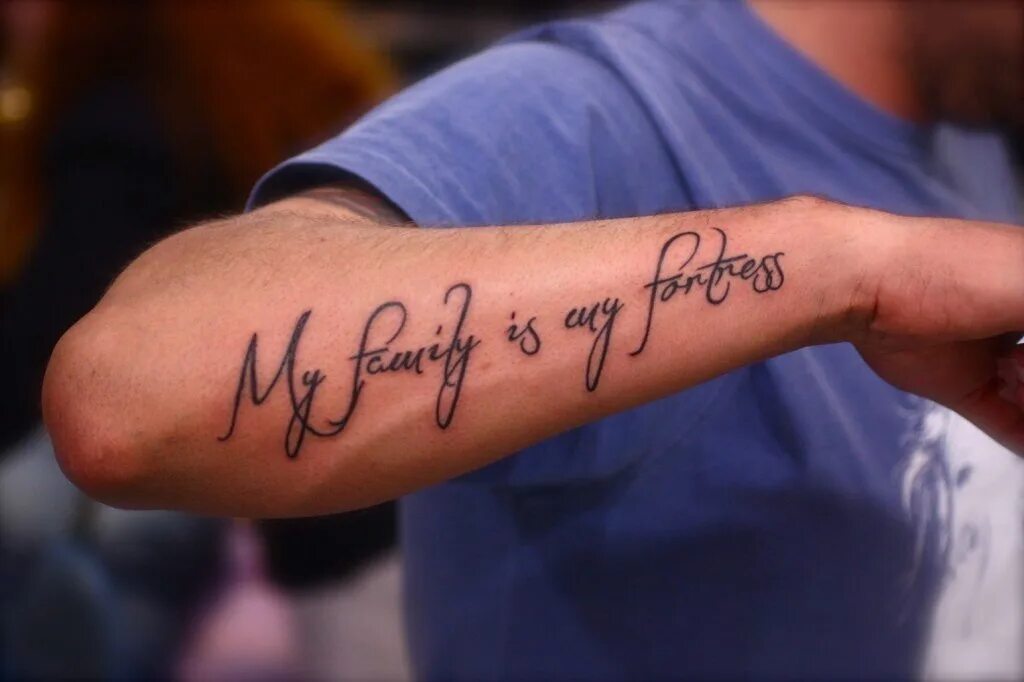 Туту на английском. Тату надписи. Надпись на руке. Татуировки на руку. Моя семья моя крепость на латыни.