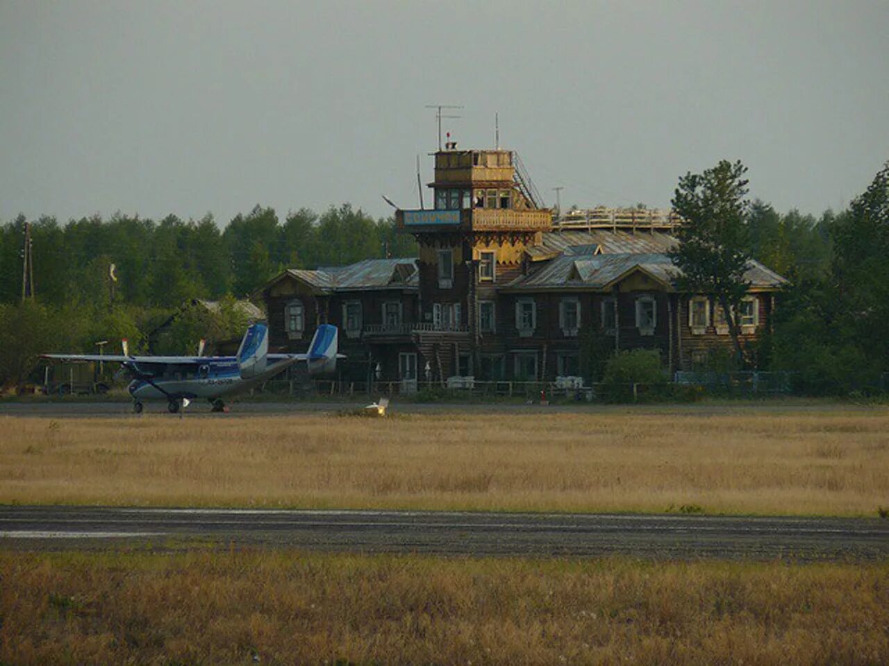 Сеймчан здание аэропорта. Сеймчан аэропорт аэровокзал. Аэропорт сеймчан магаданская область. Сеймчан магаданской обл. Сеймчан аэропорт аэровокзал.