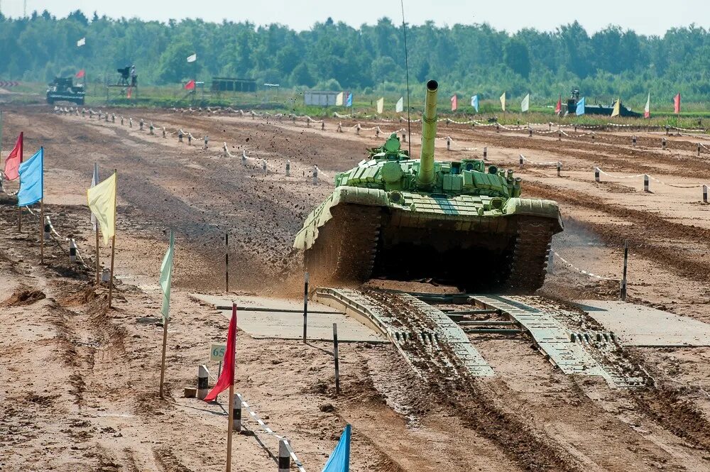 Танки препятствия. Танковый биатлон колейный мост. Танковый биатлон Песчанка. Танковый полигон препятствия. Препятствия для танков.