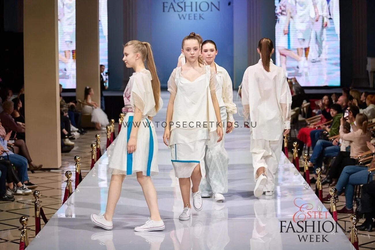 Эстет фэшн вик 2024. Неделя моды Эстет. Estet Fashion week белорусский дизайнер. Estet Fashion week зал.