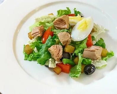 Салат с тунцом и салатом айсберг