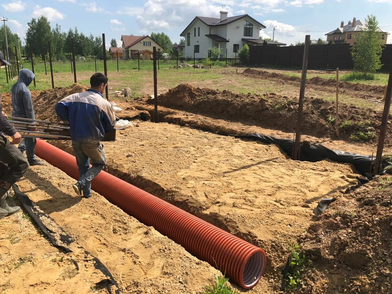 Труба вдоль участка. Труба для заезда на участок. Трубы для дренажа участка.