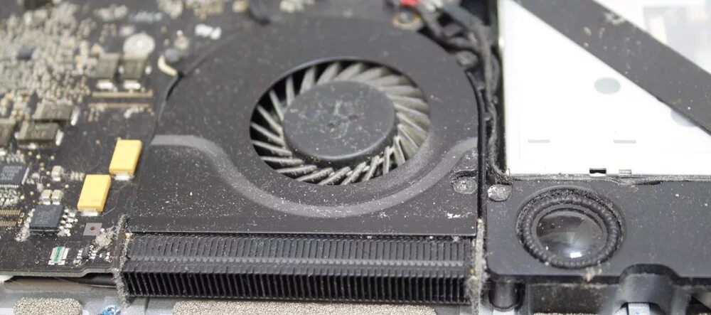 Чистка макбука от пыли. Macbook pro a2251. macbook air система охлаждения. чистка от пыли macbook. чистка системы охлаждения macbook.