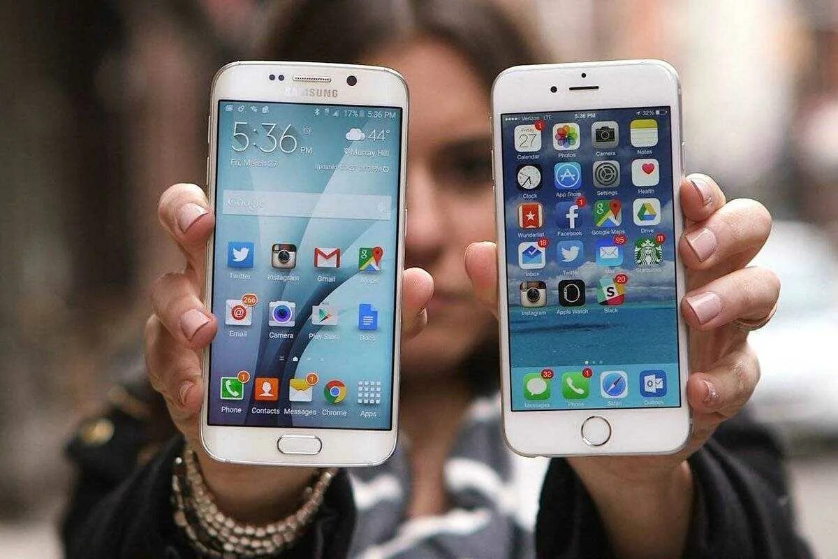 Какой смартфон лучше самсунг или айфон. Смартфоны аппле самсунг. iphone vs samsung. эппл против самсунг. смартфоны samsung vs iphone.