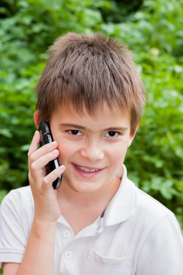 Телефоны для мальчиков 7. Мальчик с телефоном. Школьник с телефоном. Топ смартфонов для школьника. Лицо мальчика с телефоном.