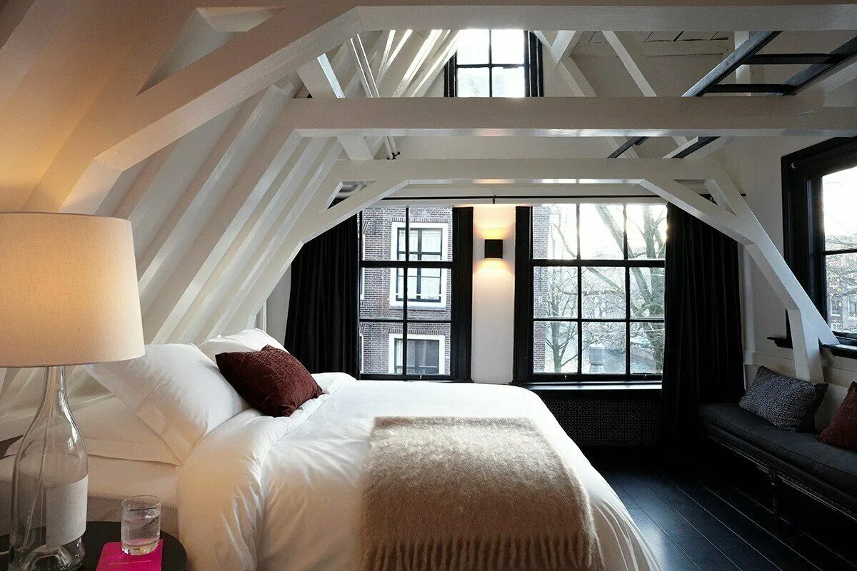 Мансардные окна на чердаке. Спальня с мансардной крышей. Спальня на мансарде. Мансардные окна в спальне.