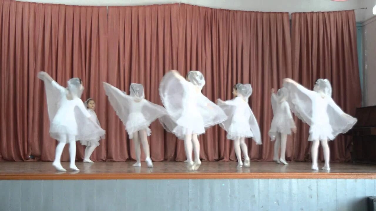 Птицы белые танец в детском саду. Танцевальный костюм журавля. Костюм Чайки для танца. Костюм журавля для девочки. Костюм птицы для танца.