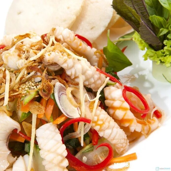 Китайский салат с морепродуктами. Салат из кальмаров. тайский салат с кальмарами. вьетнамский салат с креветками. вьетнамский салат с кальмаром.