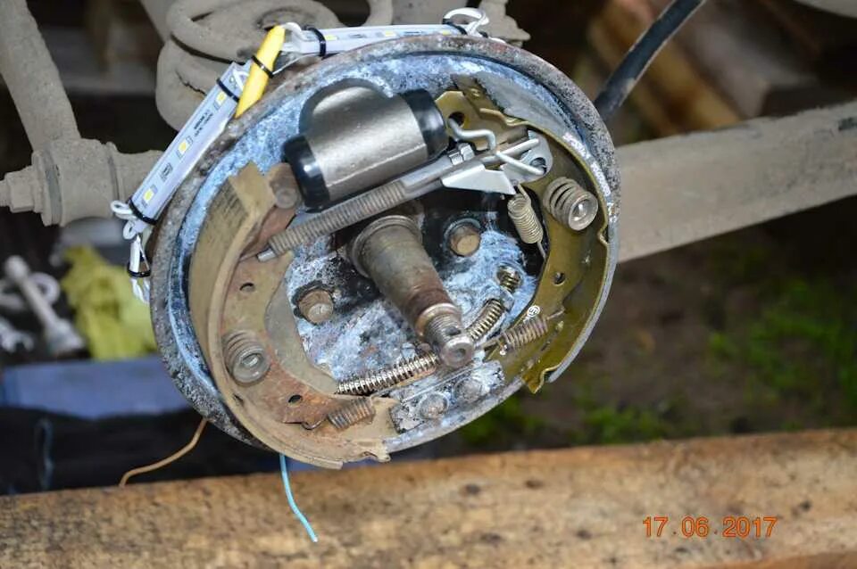 Колодки задние дэу матиз 0. Тормозная система матиз 1. Задние колодки матиз. Задние тормоза матиз 0. Daewoo matiz тормоза задние.