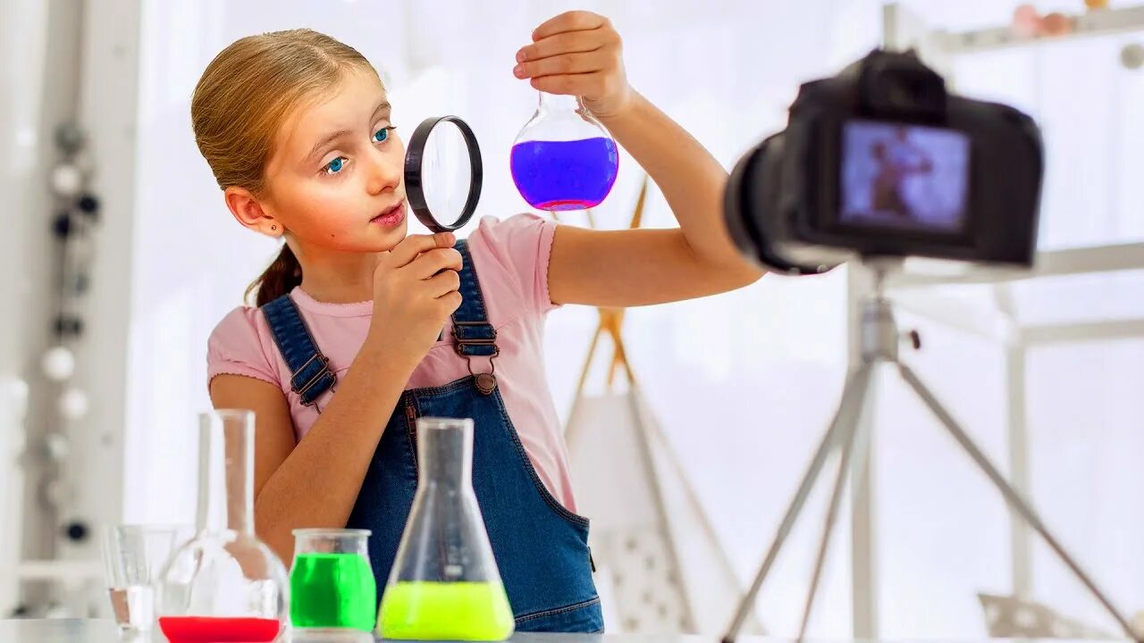 Talented girl. Девушка художник. Painting hobby. Большая лупа смотрит на маленьких людей. Скрипачка линдси стирлинг.
