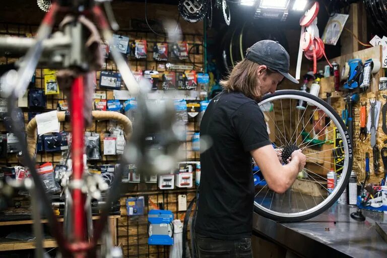 Fix verb. Чинит велосипед. Папа ремонтирует велосипед. Bicycle mechanic. Bike repair.