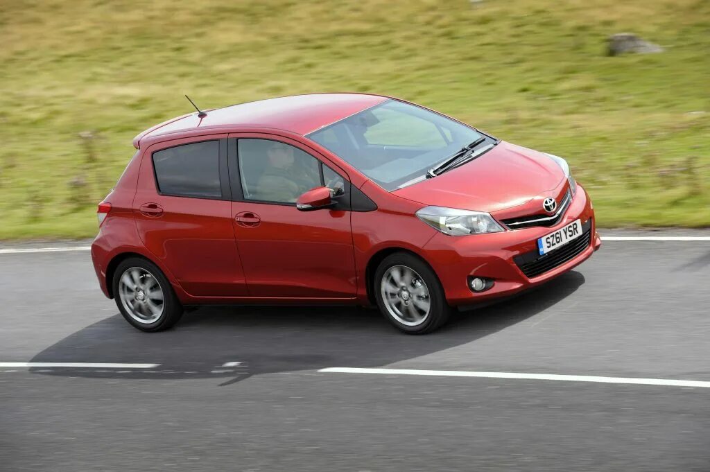 Хэтчбеки yaris. Тойота ярис хэтчбек. toyota yaris 1. тойота ярис 2011. toyota yaris 1.3.