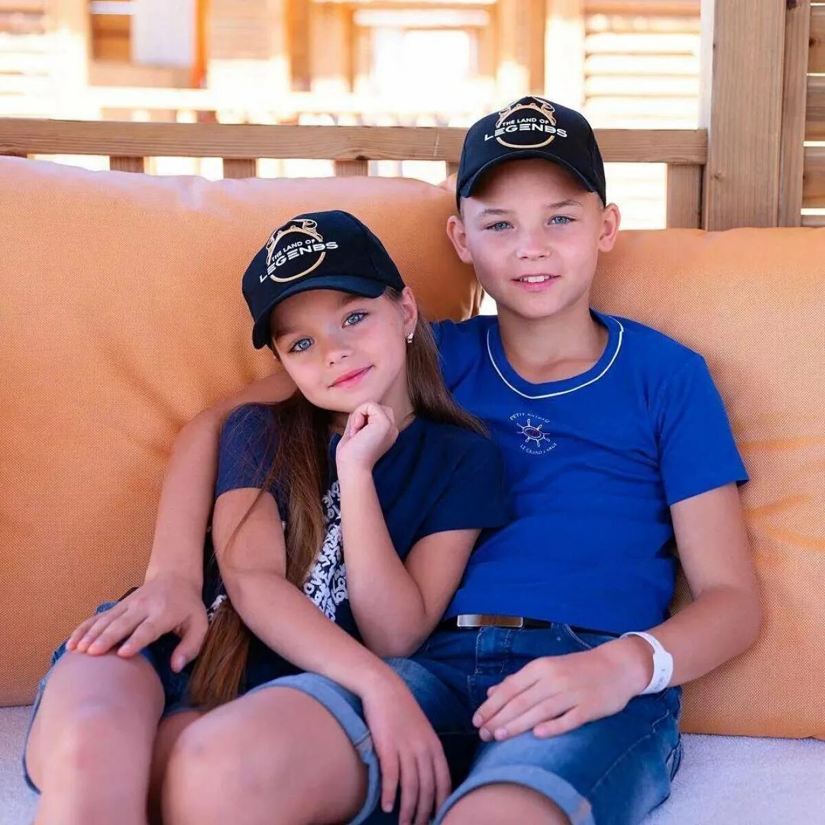 Мальчик обнимает девочку. Девочка и брат и папа. Старшие и младшие дети. Девочка и брат и папа. Мальчик и девочка обнимаются.