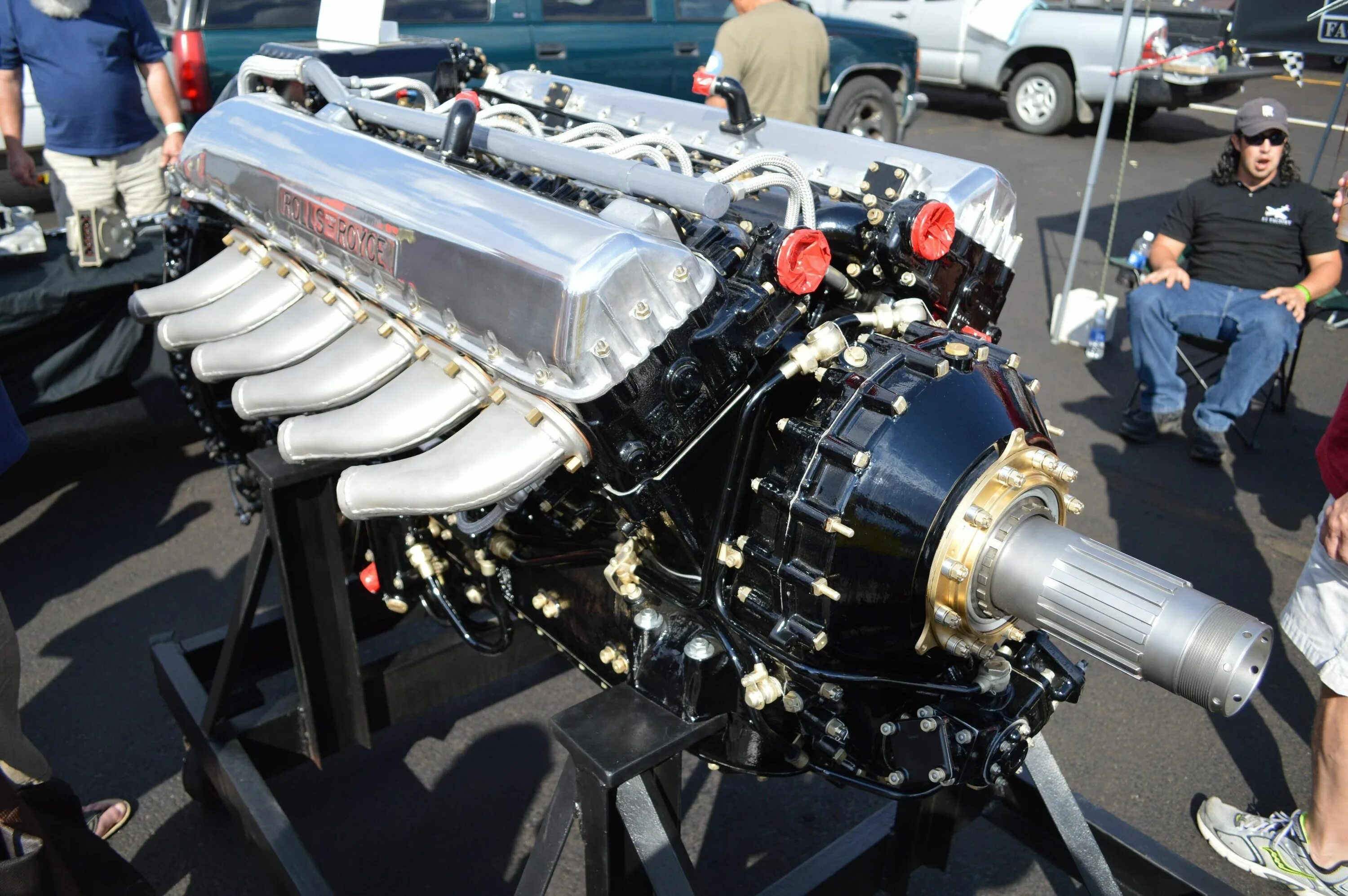 12 двиг. Двигатель Rolls-Royce v12. V12 Rolls-Royce Merlin. Rolls Royce Merlin v12 Spitfire. Двигатель Роллс Ройс v12.