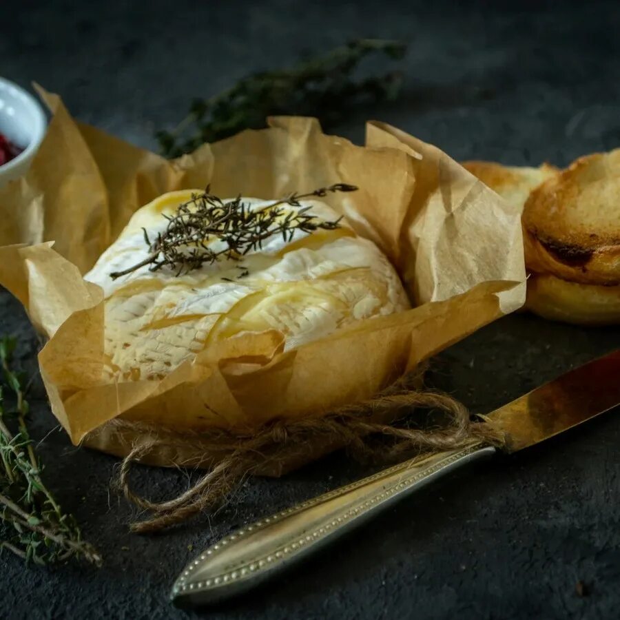 Камамбер с чиабаттой. Сыр камамбер с багетом. Камамбер с багетом. Запеченный сыр камамбер с багетом. Камамбер луковый конфитюр.