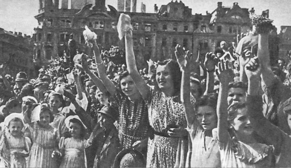 Этот день победы картинки послевоенные. Салют победы красная площадь 1945г. Радость победы 1945 москва. Первое мая 1945. Первое мая 1945.