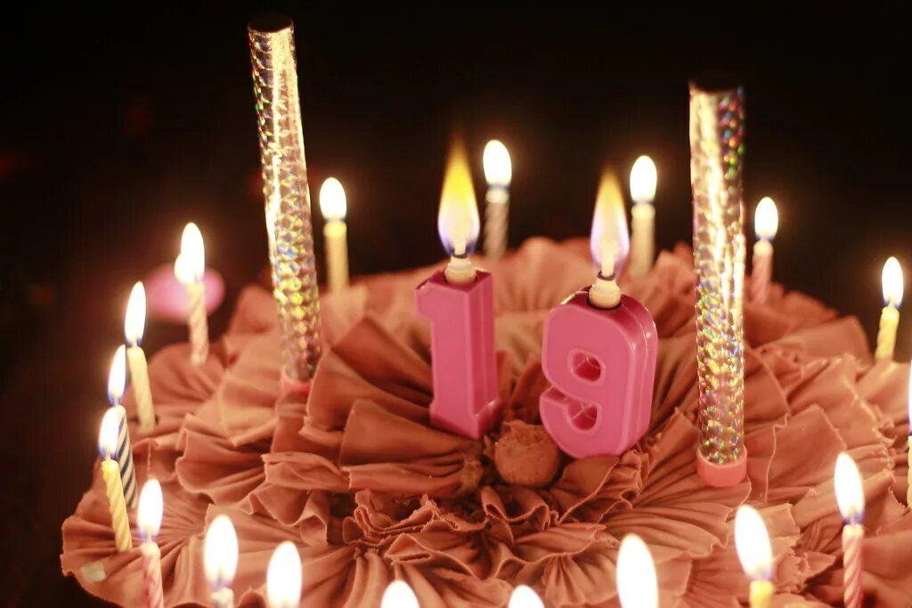 торт со свечками. свечки 19. свечки 19. свечки 19. свечки 19 лет.