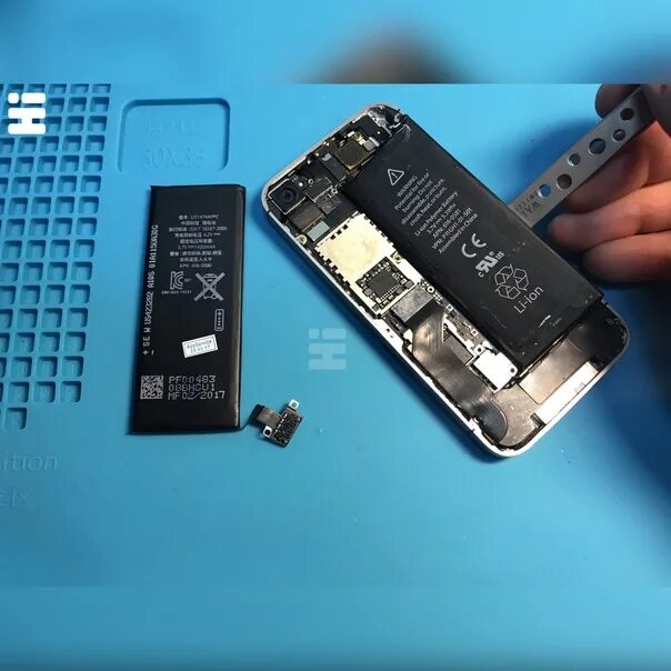 Замена батарейки на айфоне 4s. Замена аккумулятора iphone 4. Аккумулятор iphone 4s разборка. АКБ айфон 4. Замена айфона 4