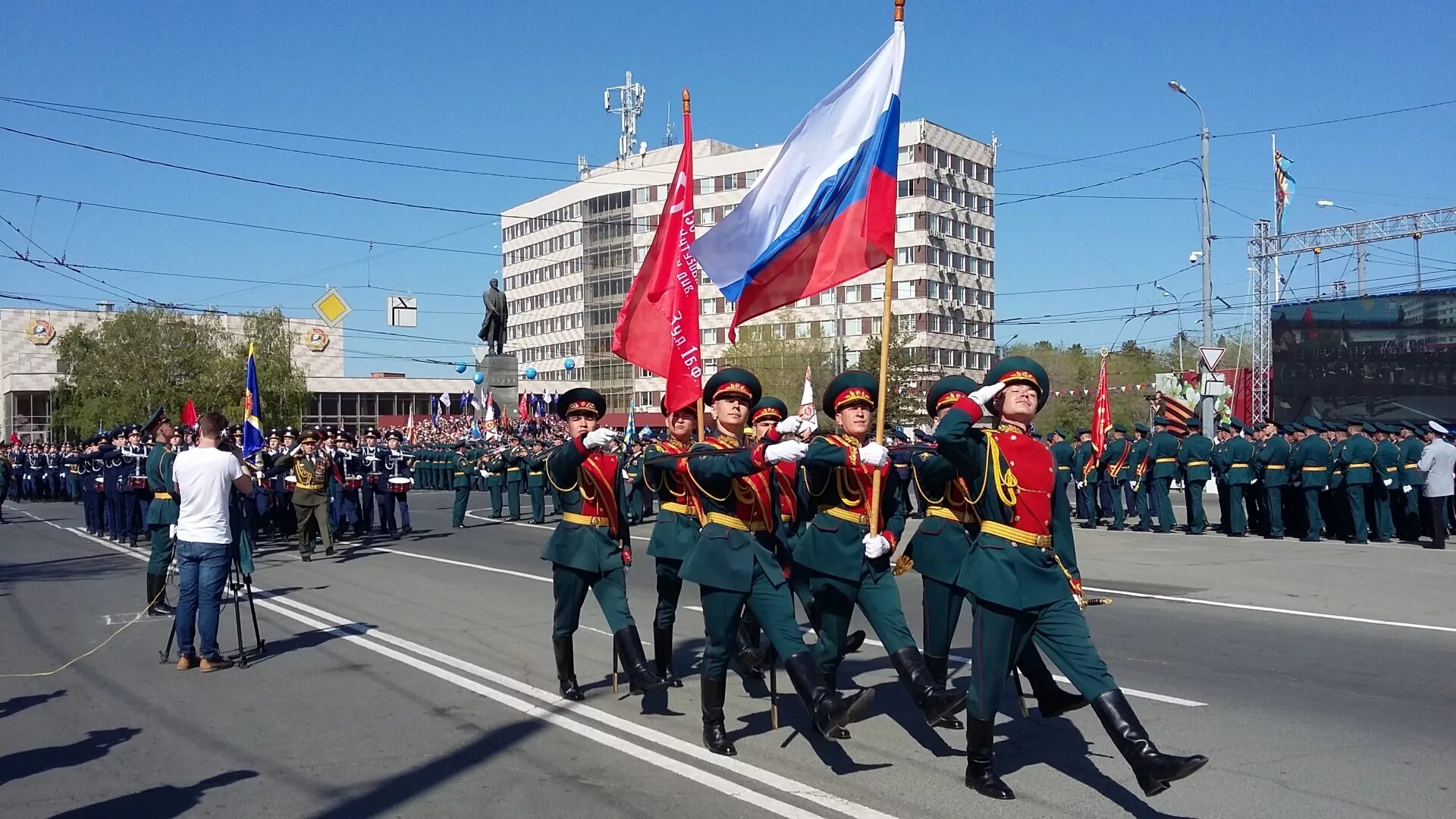 Флаг вынести. Государственного флага Российской Федерации и выноса Знамени Победы. Знамя Победы на параде. Вынос Знамени. Флаг для парада Победы.