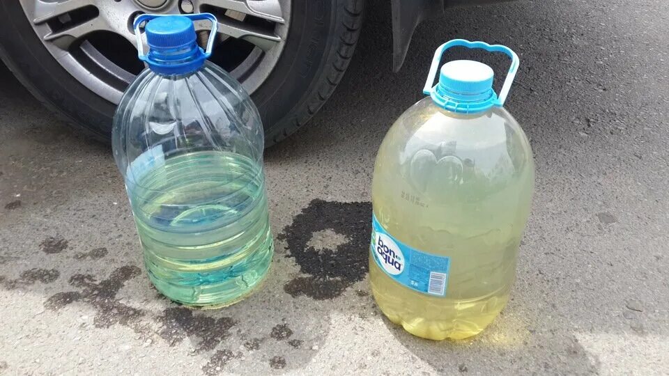 Бензин в канистре на азс. Налить бензин в пластиковую бутылку. Бензин в пластиковых бутылочках. Бензин в баклажках. В пластиковую тару не заправляем.