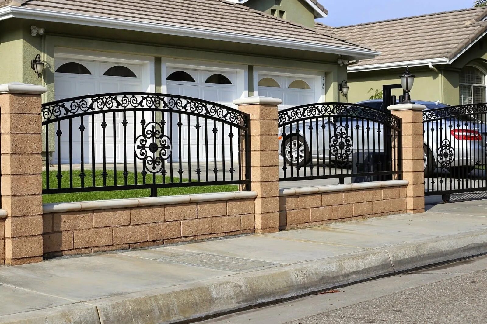 Забор БРИКС ворота. Красивый забор. Забор коттеджа красивый. Элитные заборы для коттеджей. Забор перед домом фото