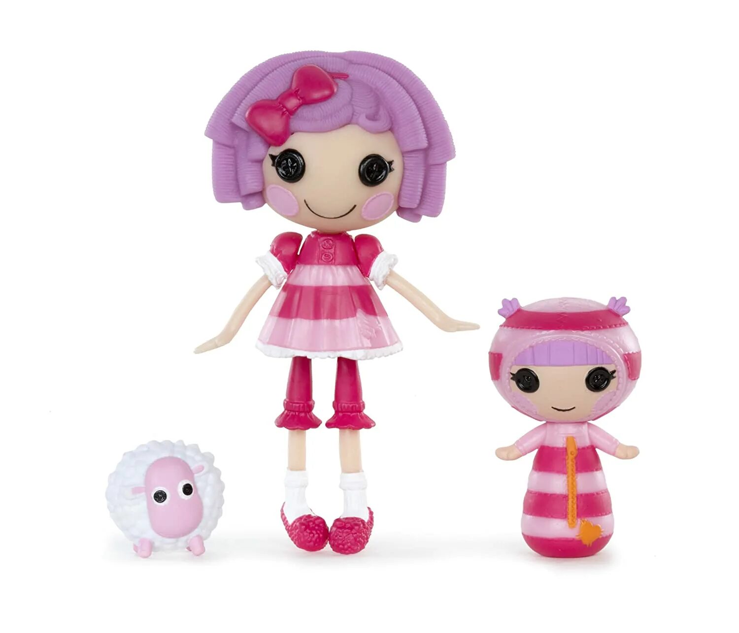 девочка играет с сестрой. матрешки в ряд.