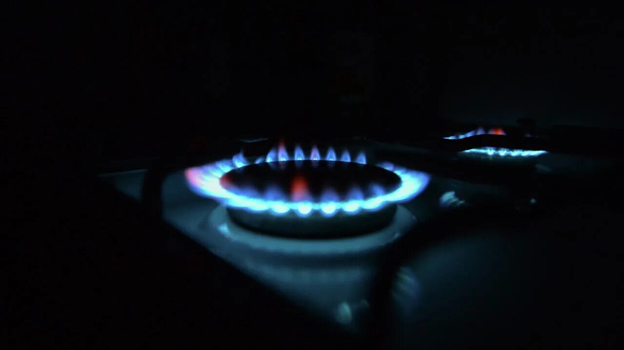 Газ в быту. Газовая конфорка. Звонок ребенку газ. Отключение газа. Зажигает газ.