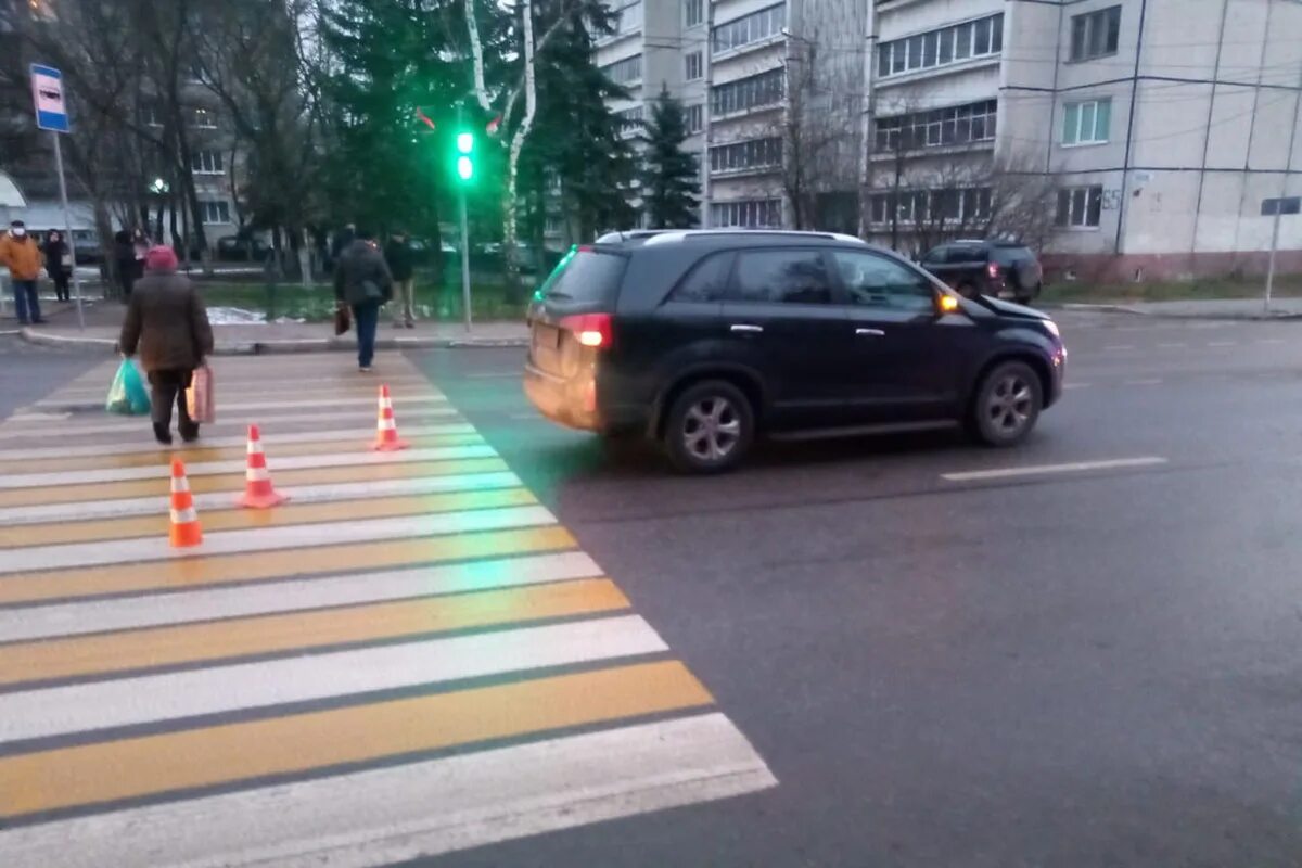 Пешеход на красный свет. Девочка переходит пешеходный переход на красный. Перебегает улицу на красный светофор.