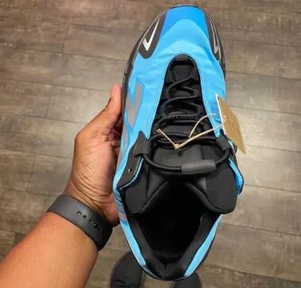 Yeezy boost 700 mnvn