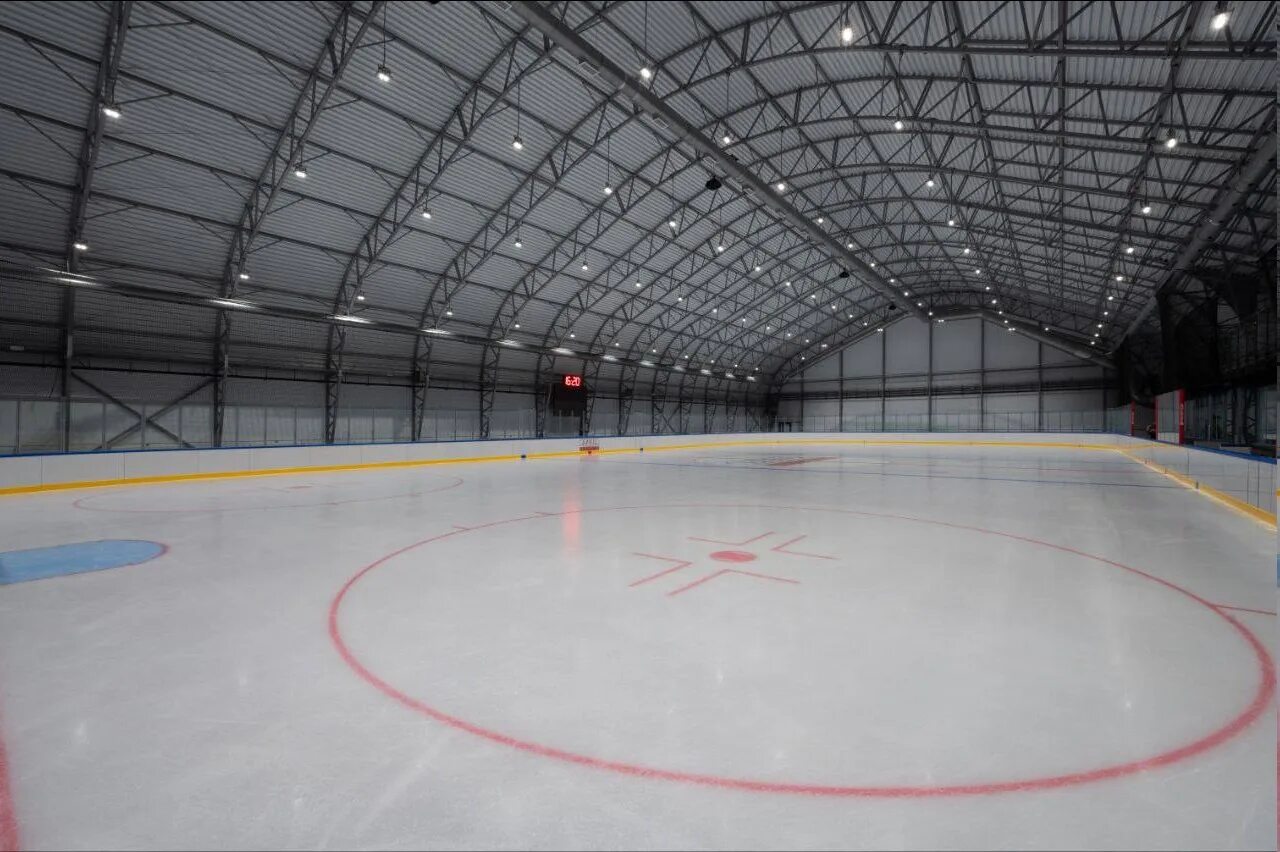 Новая ледовая арена. Апрелевка ice. Апрелевка 90х. Ледовый центр инструмент. Владивосток арена полюс.
