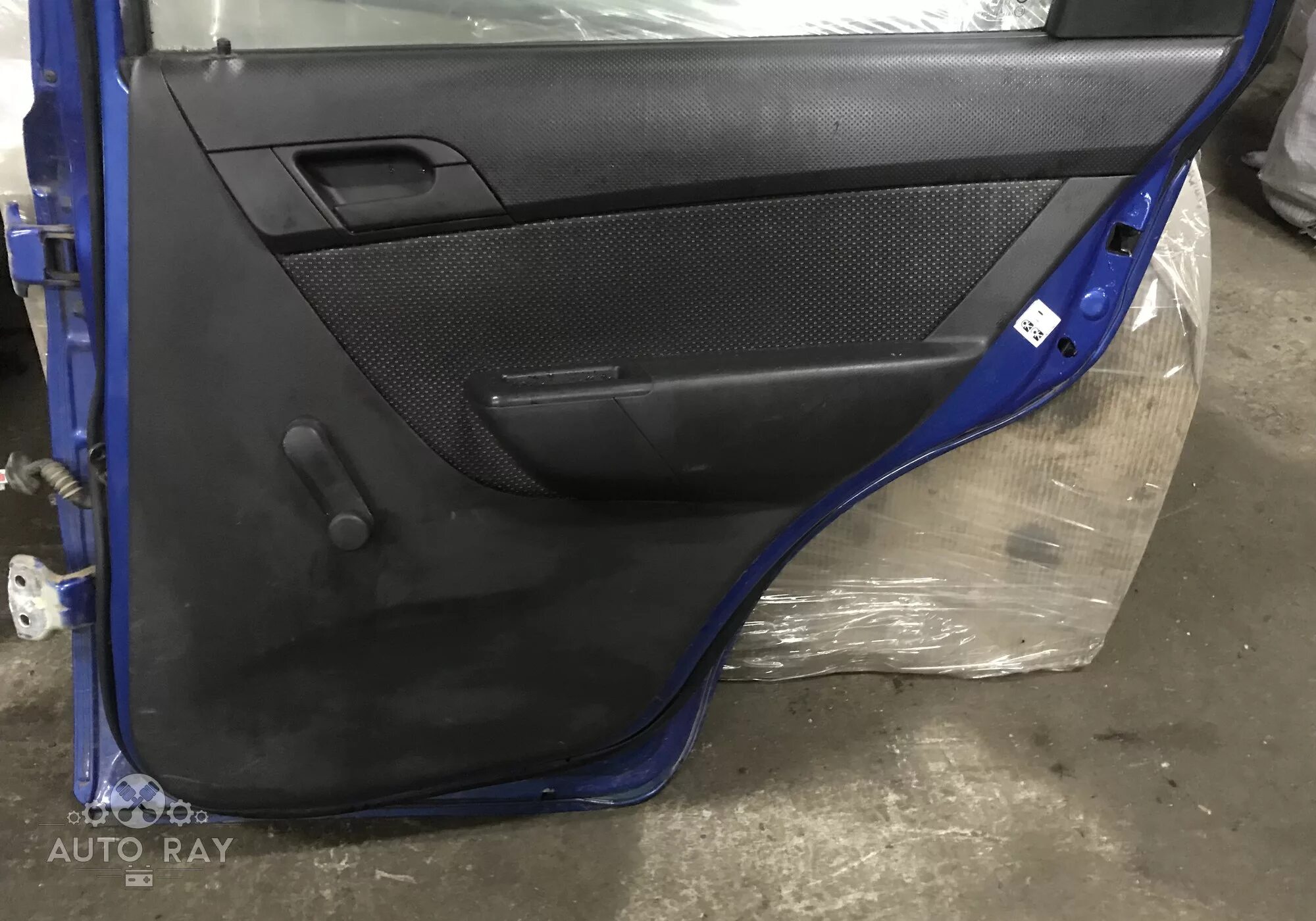 Обшивка водительской двери aveo t300. Дверные карты авео т300. Обшивка двери авео. Клипсы обивки двери авео т300. Дверь шевроле авео т300 без обшивки.