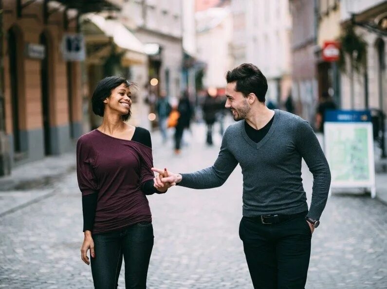 Фото девушки дефолт. She the street when i her. Девушка флиртует с парнем при всех на улице. She the street when i her. She the street when i her.