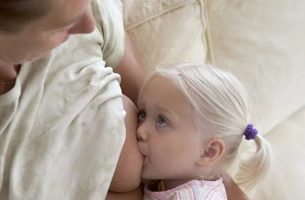 Breastfeeding дочка. Breastfeeding after 1 year. Extended Breastfeeding 5 year. Breastfeeding 7 years.