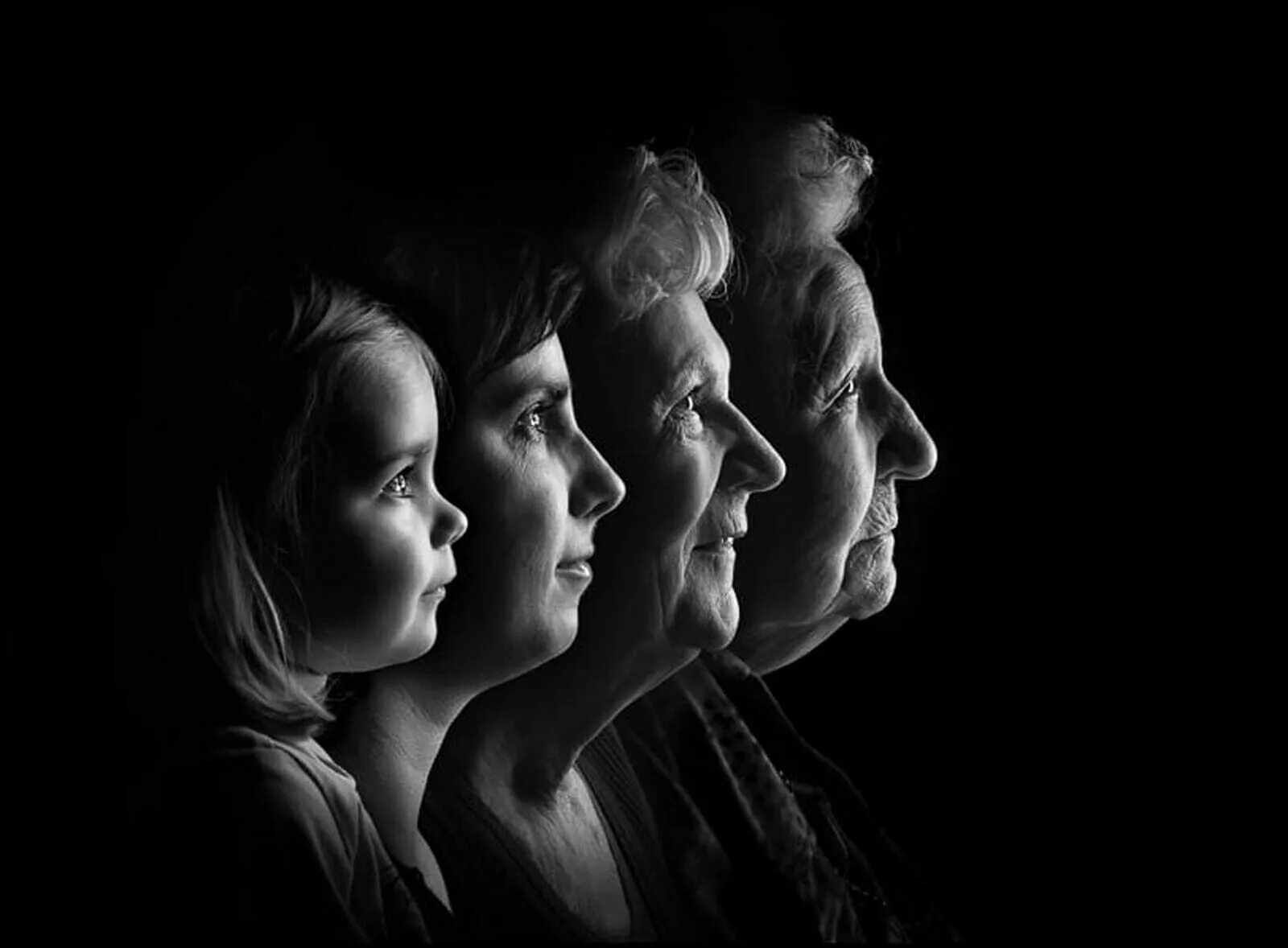 Мужчина с несколькими женщинами. Группа счастливых людей. О нескольких. О нескольких. О нескольких.