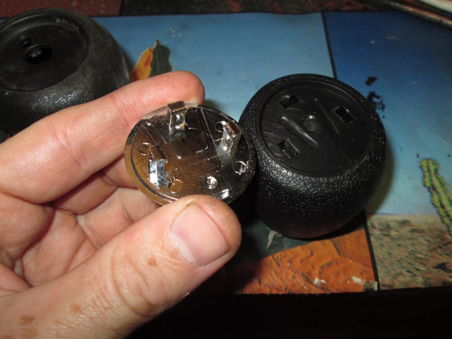 Как снять ручку с двери межкомнатные с замком. Дверная ручка защелка для межкомнатных дверей с фиксатором 830ас вк. Схема замка межкомнатной двери с защелкой. Ручка дверная круглая. Ручка кноб роторная дверная.