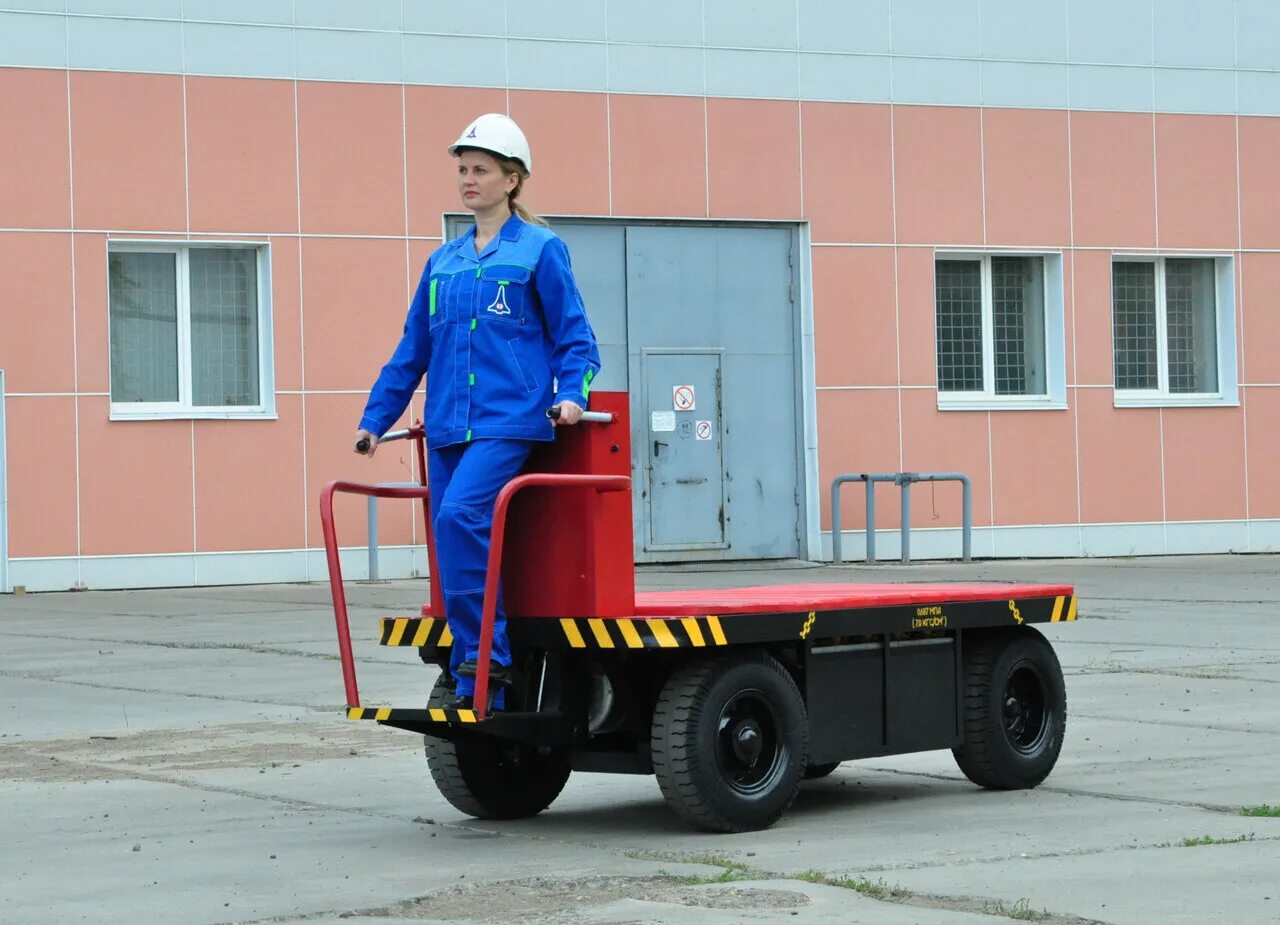 Работа на электротележке. Электротележка эк-202. Электротележка эк-202б-03. Электротележка для склада. Транспортировщик паллет вт lewio lpe200.