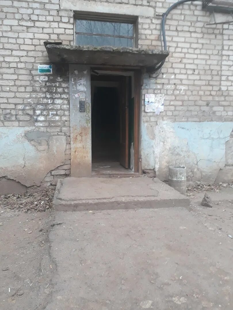 В кирове похитили девушку у подъезда. Подъездная дверь. подъезд с улицы. подъезд 90-х. дверь подъезда с улицы открытая.