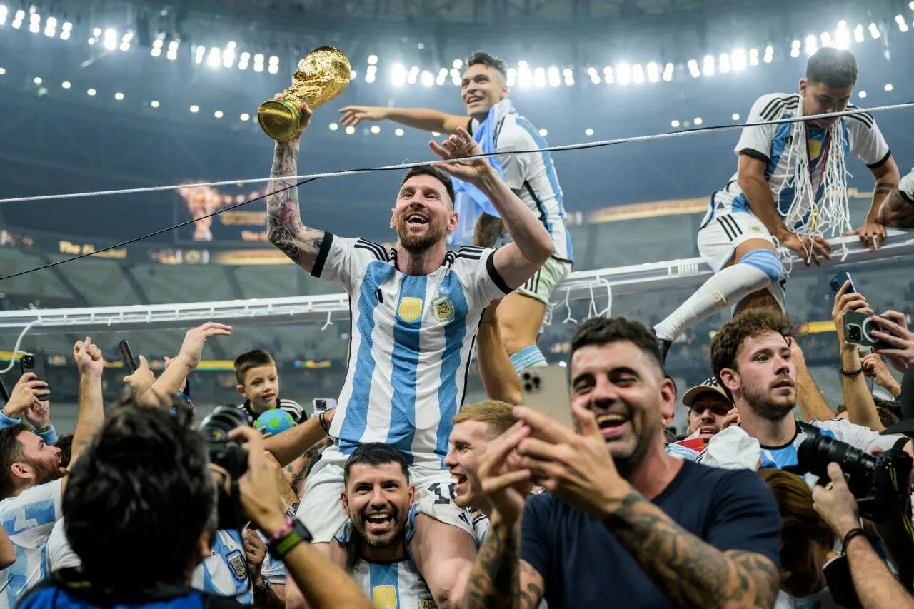 Чм по футболу 23 24. Месси Аргентина 2022 с Кубком. Месси Аргентина 2022. Messi Argentina 2022 Кубок.