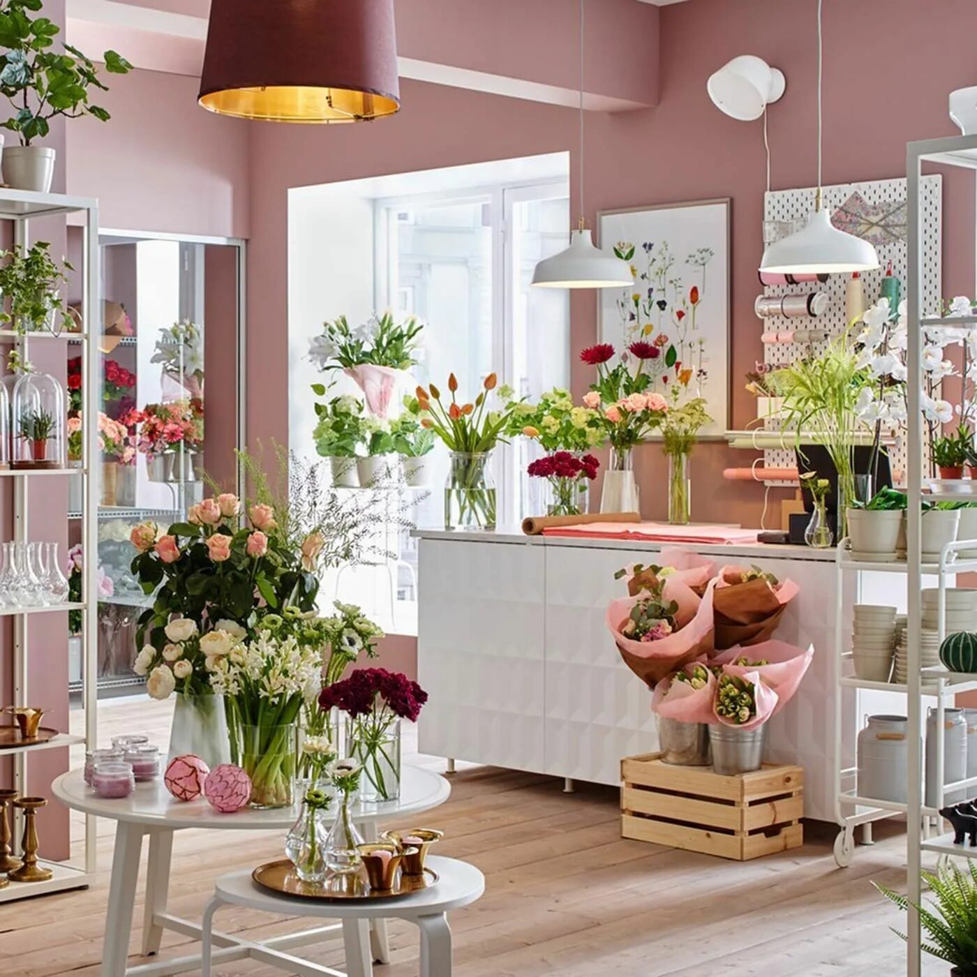 My flower shop. Стеллаж с цветами в интерьере. Интерьер цветочного магазина. Цветочный магазин изнутри. Салон цветов интерьер.