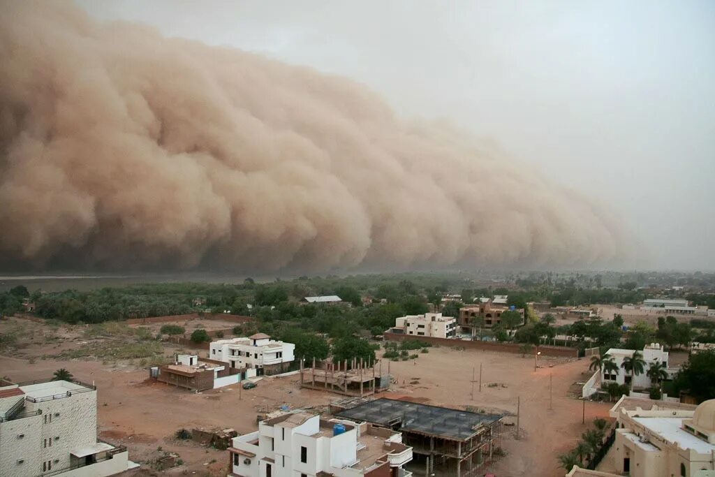 Пыльный город где то. Хабуб пыльная буря. Абу Даби песчаные бури. Песчаная буря хамсин Египет. Самум Песчаная буря.